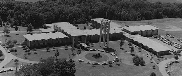 Historical photo of 威尼斯人app moving to Chesterfield campus.