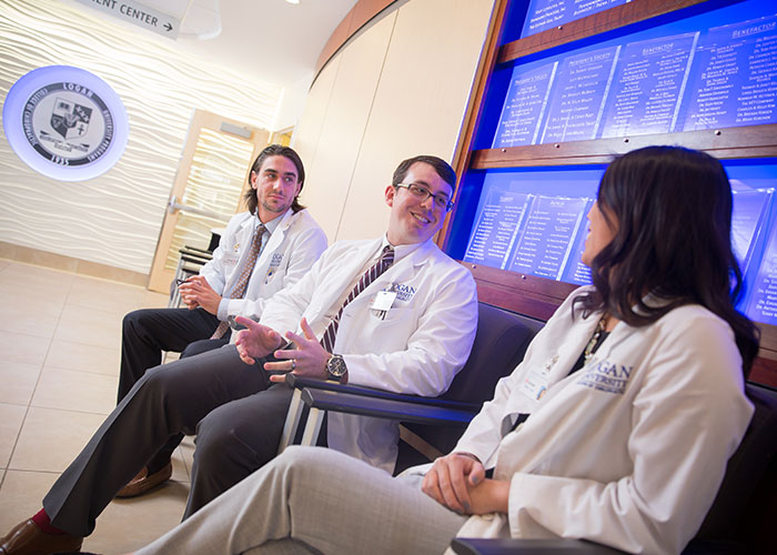 学生 learning at health center.