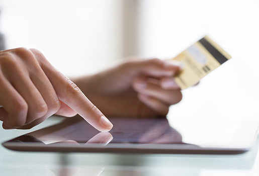 关闭up of woman making payment.