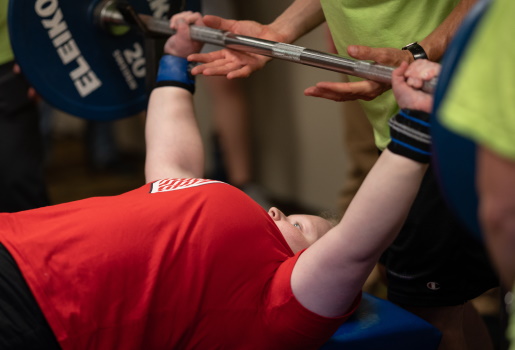 Competitor lifts dur在g 2019 Junior Nationals; Photo by Reed Hoffmann, courtesy of 美国移动.