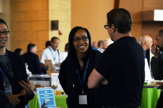 A woman and a man enjoy a conversation at 威尼斯人app 研讨会