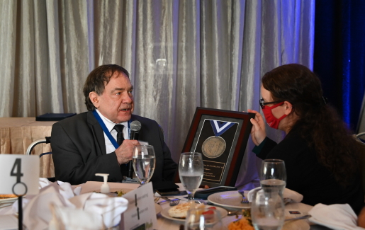 Dr. Norman Kettner gives brief remarks after receiving the inaugural Spirit of Logan Distinguished 校友 Award.