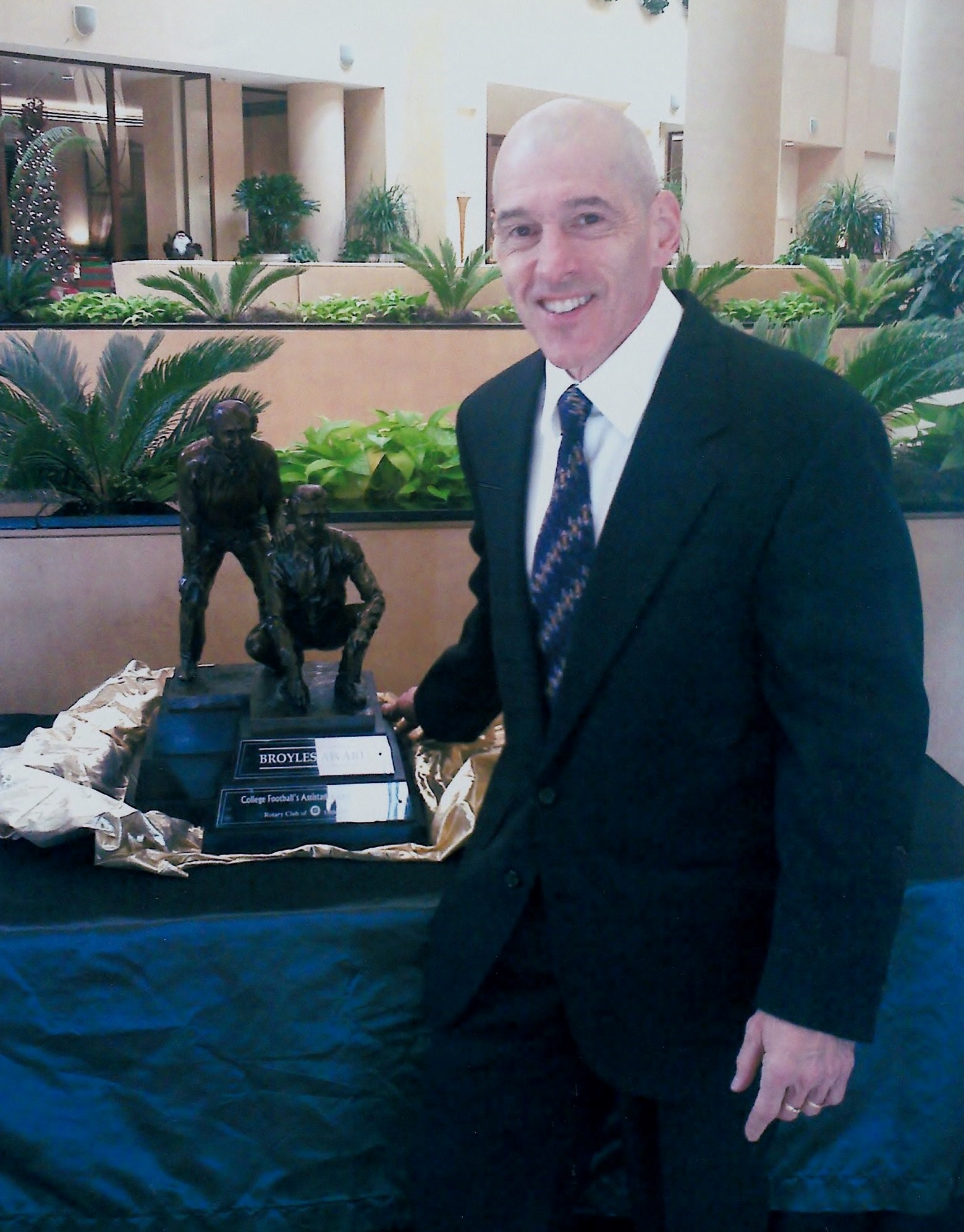 Logos for 威尼斯人app 领导人 and Missouri Baptist University Shine On